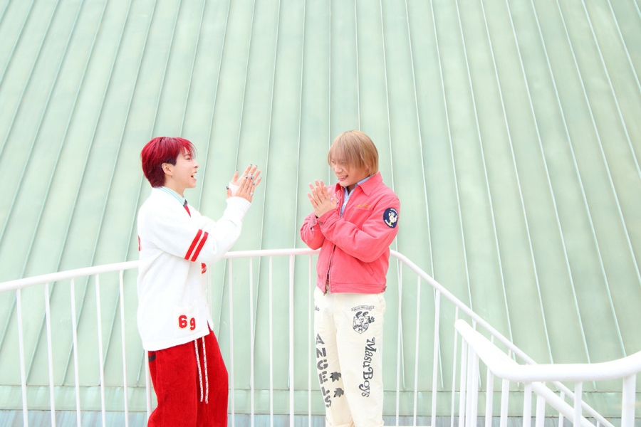 「OWVのライブが部活みたいで楽しい。青春、幸せ」と話す本田と、「最近3人のほうが高くジャンプしてる」と話す佐野