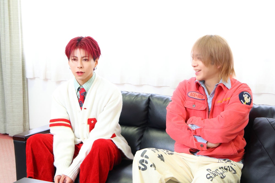 最近、本田康祐が踊るILLITの『Magnetic』の動画が流れてきたことを伝えたところ、驚く2人