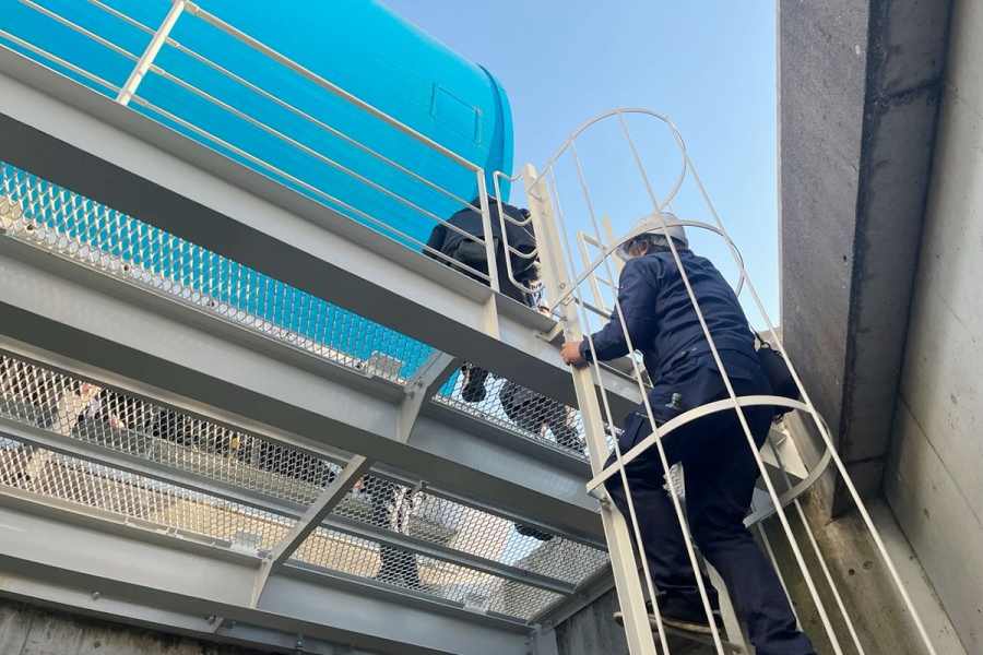 大看板の内部には、さらに階段を上って入る必要がある