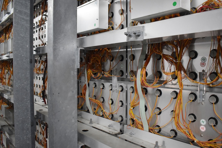 両サイドの壁に並ぶLEDパネル