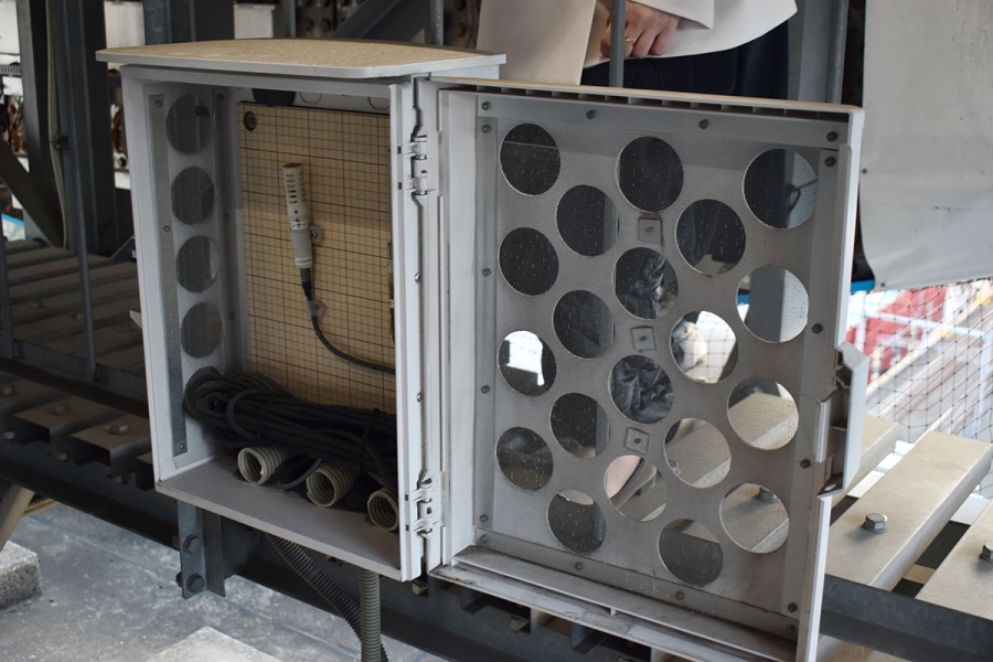 「百葉箱」のなかには温度計と湿度計が