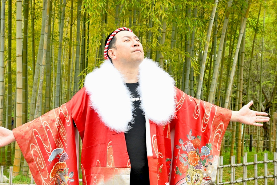 「万博記念公園」で『大阪・関西万博』を回顧するレイザーラモンRG(4月13日・Lmaga.jp撮影)