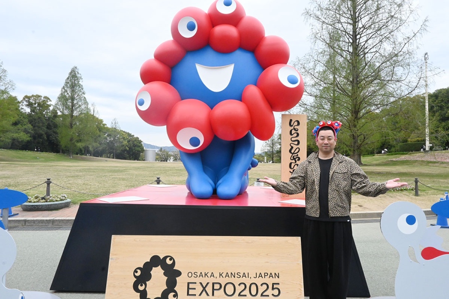 ミャクミャク像と写真を撮るレイザーラモンRG(4月13日/万博記念公園)