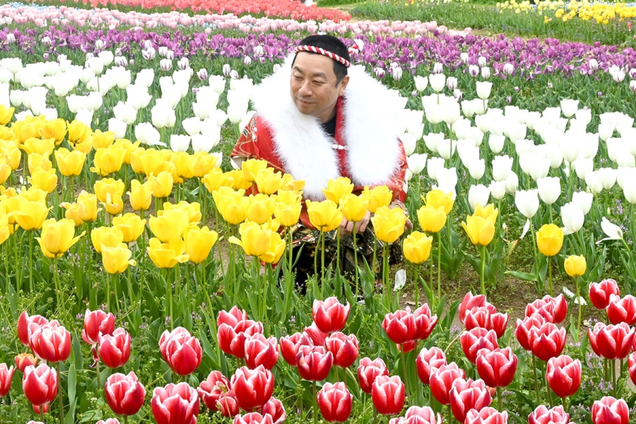 盆踊りソングを引っさげ「万博記念公園」に降臨したレイザーラモンRG(4月13日・Lmaga.jp撮影)