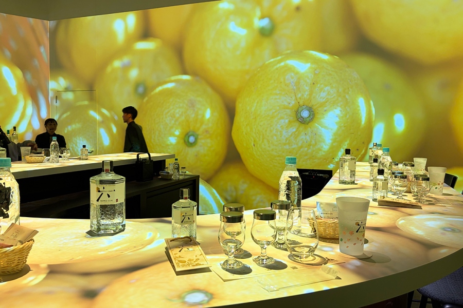 360度のスクリーンに囲まれる「クリエイションルーム」(Lmaga.jp撮影)