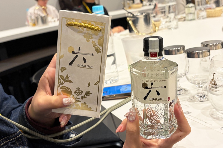 ツアー参加者には「ROKU〈六〉」のお土産も(Lmaga.jp撮影)