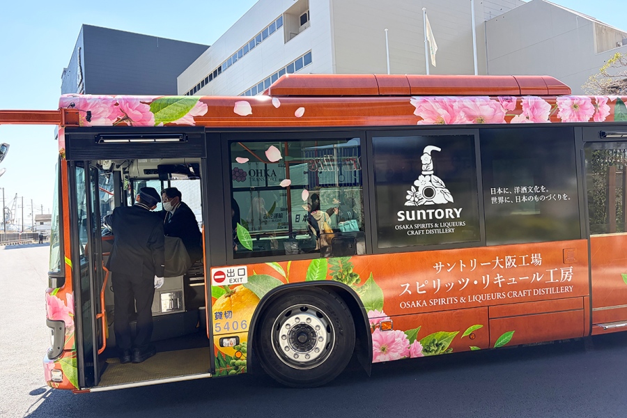 サントリー大阪工場内の「スピリッツ・リキュール工房」まではシャトルバスで(Lmaga.jp撮影)