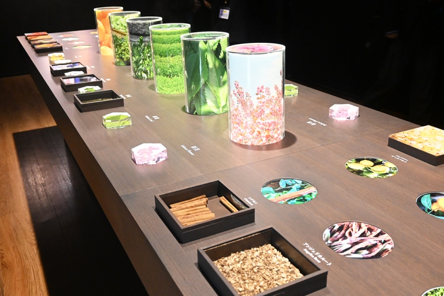 4階には原材料を展示するスペースも。山椒や玉露、柚子などの素材の香りを確かめられる(Lmaga.jp撮影)