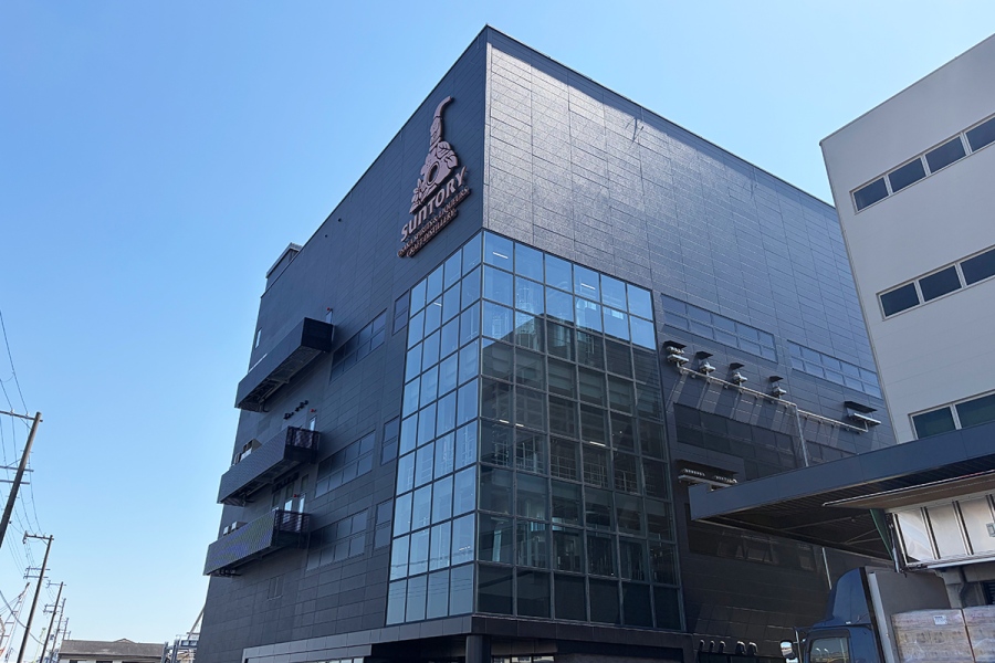 黒を基調とした外観が目を惹くサントリー大阪工場内の「スピリッツ・リキュール工房」(Lmaga.jp撮影)