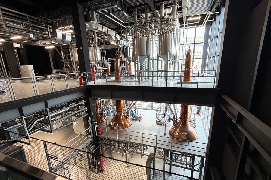 展示ルームを出ると、浸漬タンクや蒸溜釜といった設備が(Lmaga.jp撮影)
