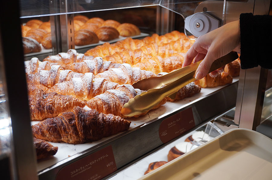 購入する際はイートイン・テイクアウトともに、一般的なベーカリーのようにトングとトレーで好きなものをピックアップ(Lmaga.jp撮影)