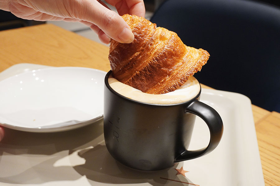 コルネッティをラテに浸して食べる「ディップスタイル」がおすすめ(Lmaga.jp撮影)