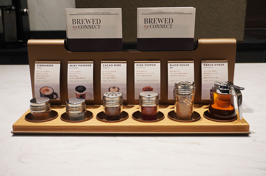 コンディメントにはシナモン、ミントパウダー、ココアニブ、ピンクペッパー、黒糖、アガペシロップがスタンバイ。自由に使って、コーヒーを自分好みの味にアレンジできる(Lmaga.jp撮影)