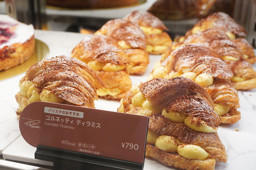 デザート系のおすすめはティラミスクリームやココア、引きたてのコーヒーの粉がかかった「ティラミス」(790円)。深煎りのブラックコーヒーが相性抜群(Lmaga.jp撮影)