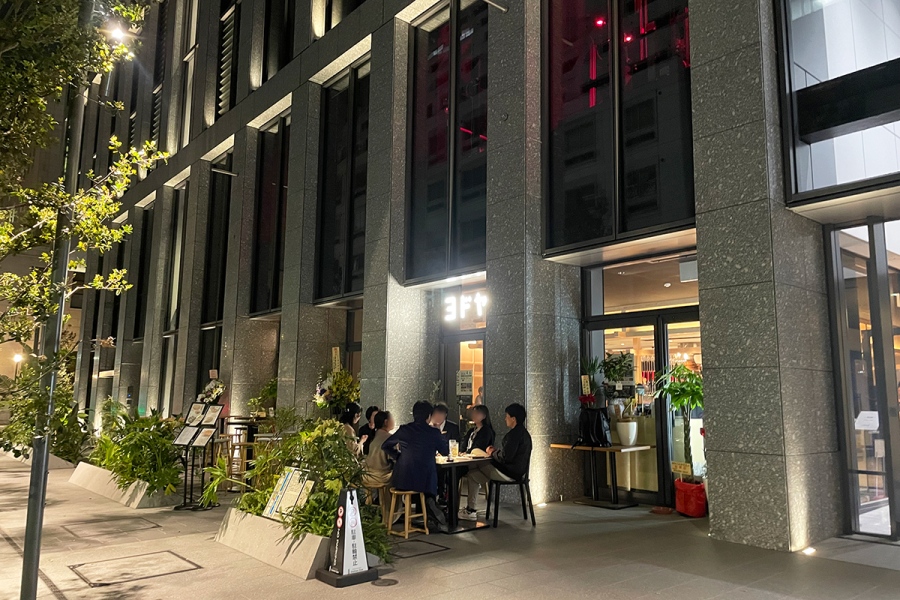 「ヨドヤバ」夜のテラス席の様子(Lmaga.jp撮影)