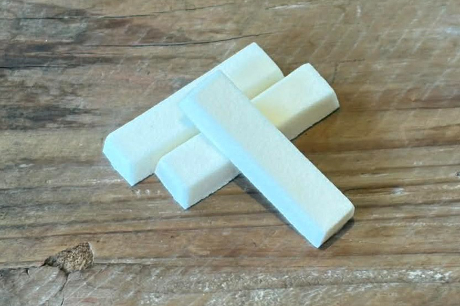 「三木都」によるイベント限定菓子は「奇(くすし)」。白砂糖が薬品や儀式に使われていた室町時代に思いを馳せて、白砂糖ともち米(寒梅粉)を木形で固めたもの(提供)