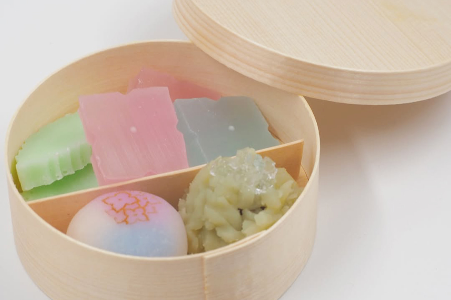 「千本玉壽軒」によるイベント限定菓子は、干菓子と上生菓子がセットになった「紫陽花アソート」(提供)