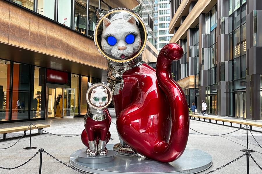 「グラングリーン大阪」南館バレースペースに登場したヤノベケンジ氏の「SHIP’S CAT (Cosmo Red)」、「SHIP’S CAT (Little Cosmo Red)」(Lmaga.jp撮影)