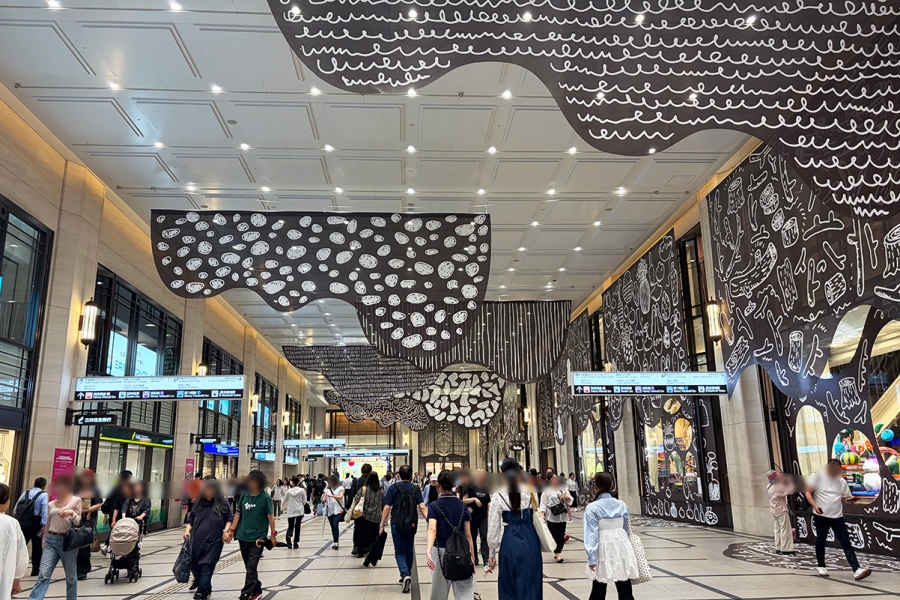 「大阪梅田ツインタワーズ・ノース」1階 コンコース/「阪急うめだ本店」コンコースウィンドーに登場した平子雄一氏のLAMPENFLORA「照明植生」