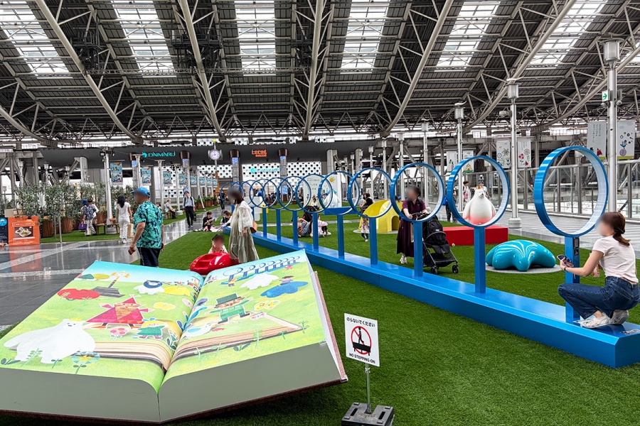 JR大阪駅・大阪ステーションシティ 5F 時空(とき)の広場に登場した作品群(Lmaga.jp撮影)