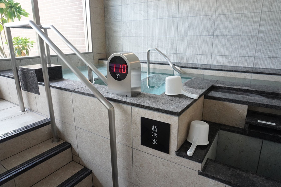 水深160cmの「超冷水」。汗をきちんと流せば、頭まで浸かってもOK(SPA&SAUNA 水春 服部緑地)