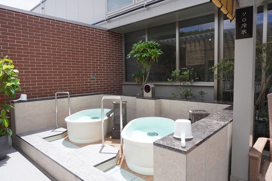 露天風呂にも水風呂「ソロ冷水」が用意されている(SPA&SAUNA 水春 服部緑地)