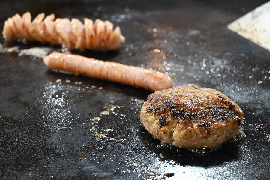 作り置きをせず、大阪の精肉店で毎朝挽いてもらう肉を使った手作りハンバーグーを店内で調理(Lmaga.jp撮影)