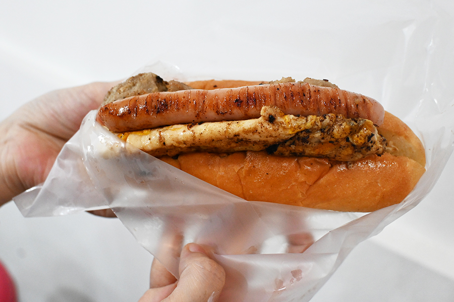 「ミックスエッグ」(750円)手作りハンバーグ、ソーセージ、玉子を贅沢にサンドした人気メニュー(Lmaga.jp撮影)