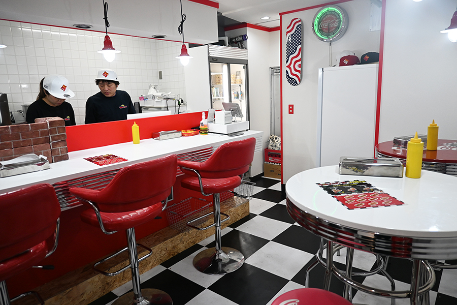 10席ほどのイートインができる店内は、白・赤・黒が基調のアメリカンダイナーのような雰囲気(Lmaga.jp撮影)