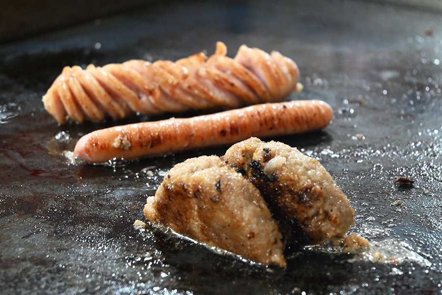 作り置きをせず、大阪の精肉店で毎朝挽いてもらう肉を使った手作りハンバーグーを店内で調理(Lmaga.jp撮影)
