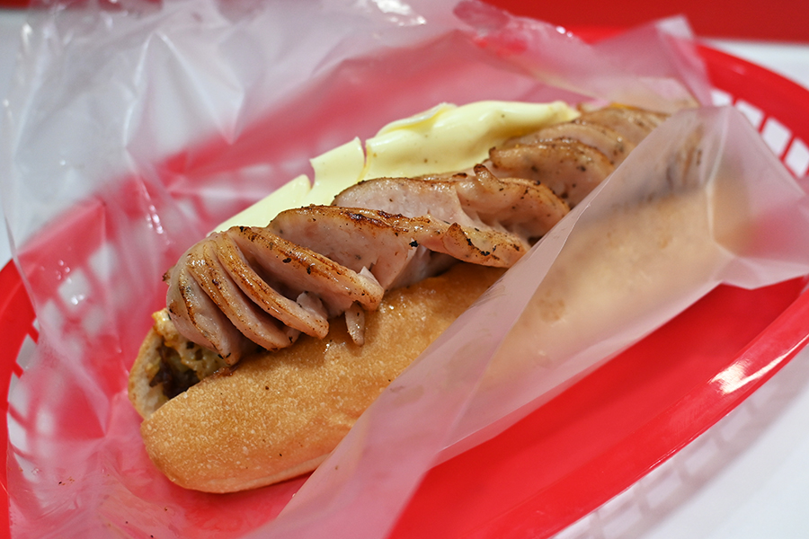 「フランクエッグチーズ」(750円)フランクフルトが切り込みできれいなジャバラ状になっているのもポイント(Lmaga.jp撮影)