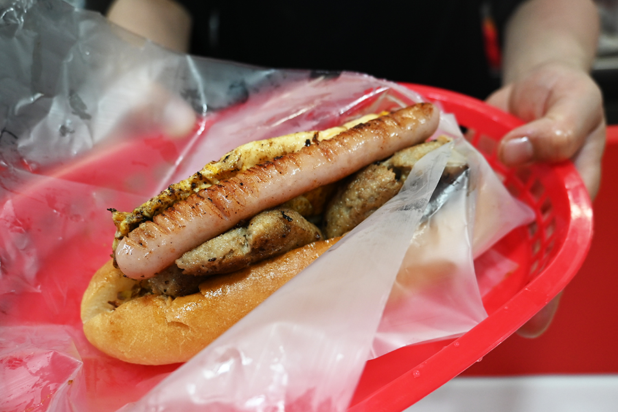 「ミックスエッグ」(750円)手作りハンバーグ、ソーセージ、玉子を贅沢にサンドした人気メニュー(Lmaga.jp撮影)