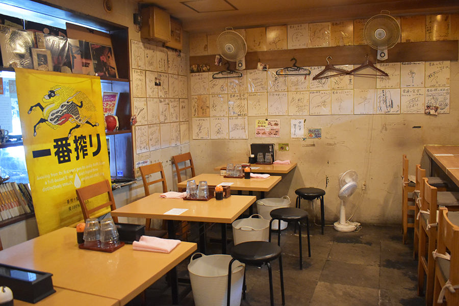 「普通の食堂いわま」店内の様子。海外からの客も多いとか(Lmaga.jp撮影)