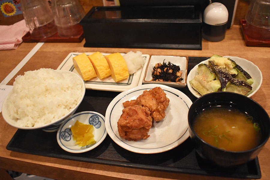 人気の「だし巻き定食」(1200円)。夏場は水なす、冬は粕汁など大阪らしいメニューも自慢(Lmaga.jp撮影)