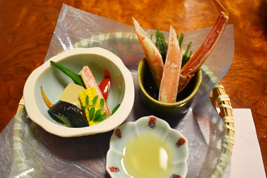 kanidoraku_summer1 | Lmaga.jp 「かに前菜」(茹かに、かにみそ豆腐と夏野菜)