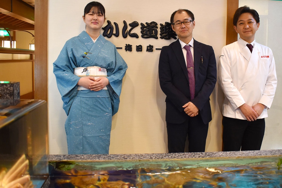 kanidoraku_summer13 | Lmaga.jp 「かに道楽 梅田店」にて、かに道楽の皆さん。中央は営業企画部の西岡広志さん