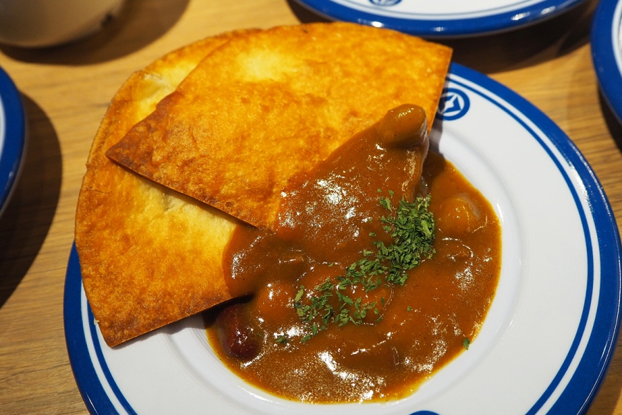 トリニダード・トバゴ共和国「ダブルス」は、カレー風味ソースがかったスナック感覚の国民食(Lmaga.jp撮影)
