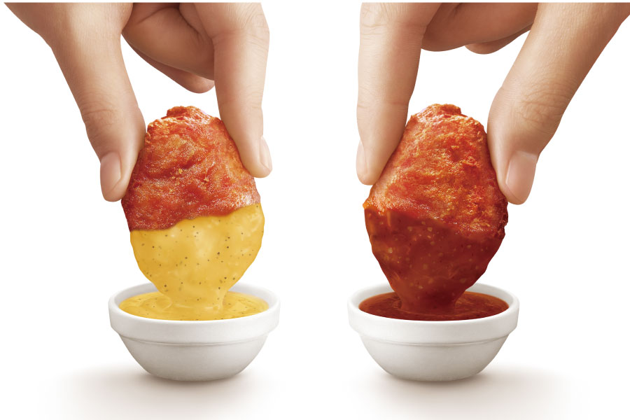 マックナゲット新作ソース(左から)「ペッパーチーズソース」と「ホットチリガーリックソース」