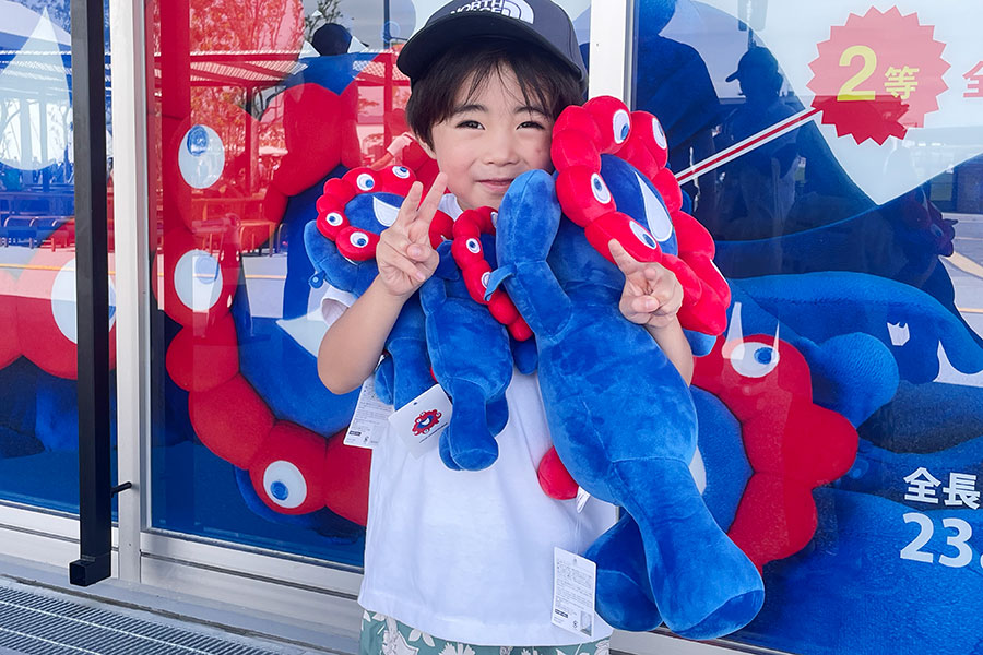『大阪・関西万博』に家族で来ていた5歳の男の子。ミャクミャクくじでは2等1体と3等2体が当たりうれしそうにピース(7月18日/Lmaga.jp撮影)