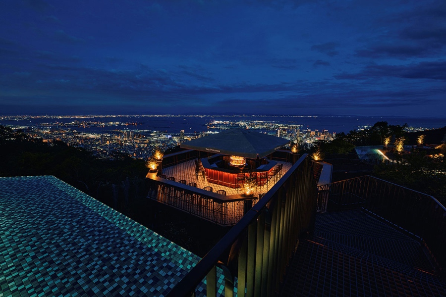 大阪湾の夜景を望む「ザ・ヴェランダ神戸」 ※夏期(7月中旬〜8月末)限定