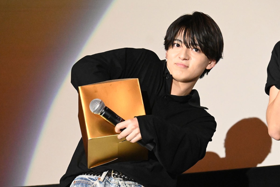 映画『おそ松さん 人類クズ化計画!!!!!?』の世界最速プレミア試写会で、ビリケンさんへの胸キュンセリフのゲームに挑む西村拓哉(5月25日・大阪市内)