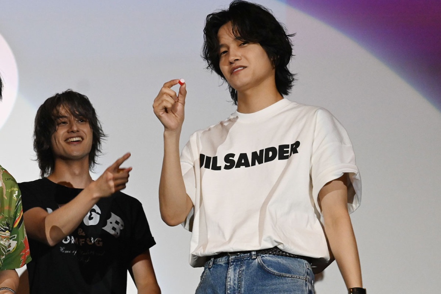 映画『おそ松さん 人類クズ化計画!!!!!?』の世界最速プレミア試写会で、ビリケンさんへの胸キュンセリフのゲームで当たってしまい、嫌そうな顔をするAぇ! group佐野晶哉(5月25日・大阪市内)