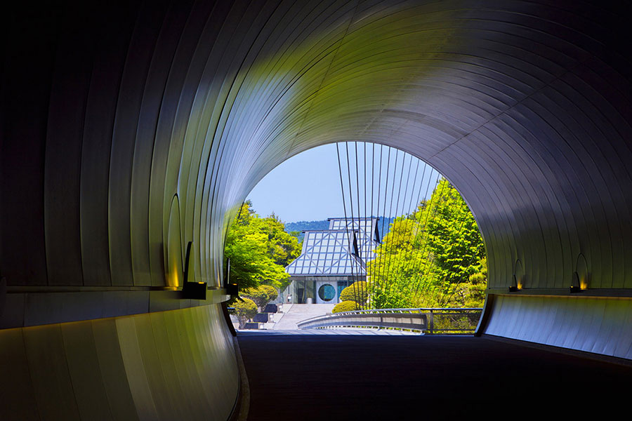 「MIHO MUSEUM」外観アプローチロード