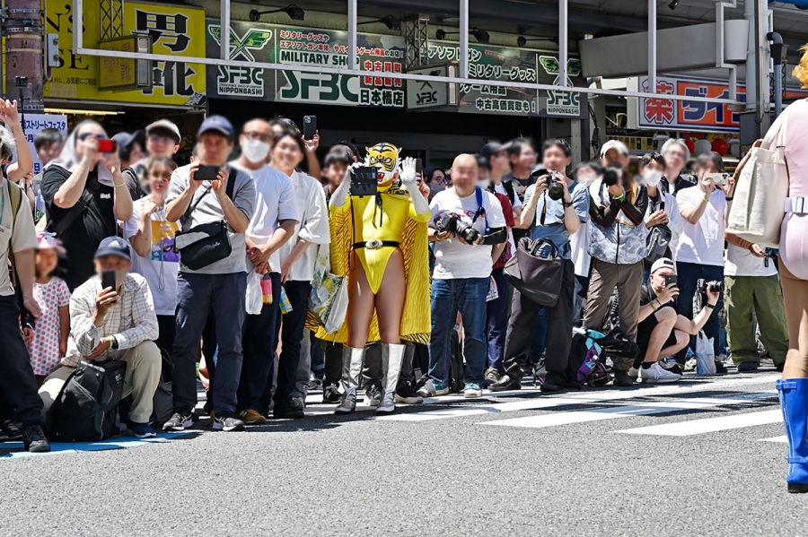 『日本橋ストリートフェスタ2026』のパレードの様子(5月17日12時頃/日本橋筋商店街)撮影/バンリ