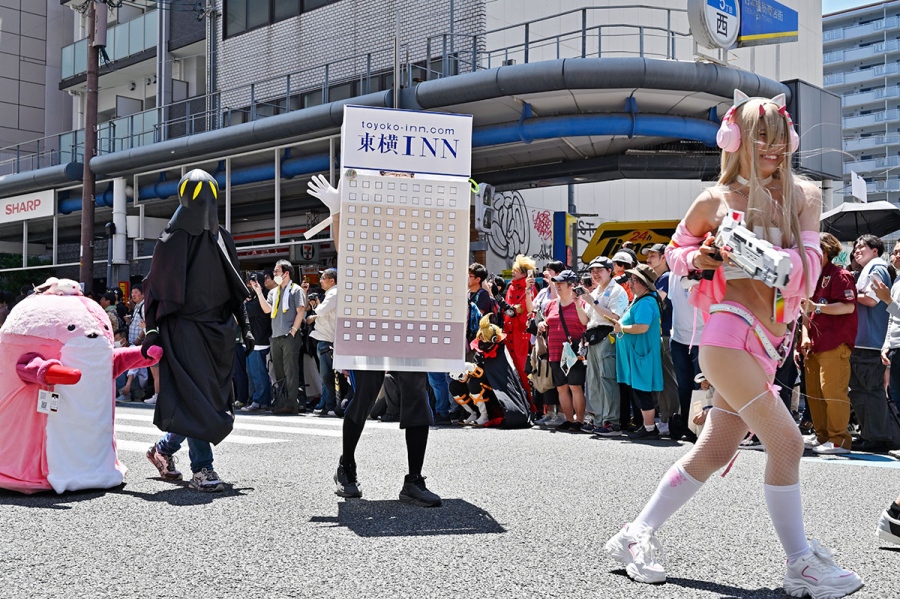 『日本橋ストリートフェスタ2026』のパレードの様子(5月17日12時頃/日本橋筋商店街)撮影/バンリ