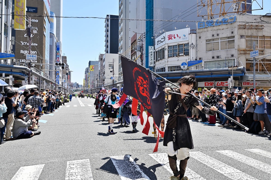 『日本橋ストリートフェスタ2026』のパレードの様子(5月17日12時頃/日本橋筋商店街)撮影/バンリ