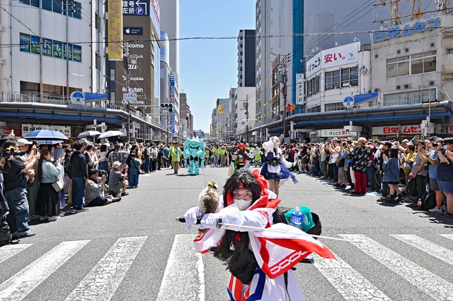 『日本橋ストリートフェスタ2026』のパレードの様子(5月17日12時頃/日本橋筋商店街)撮影/バンリ