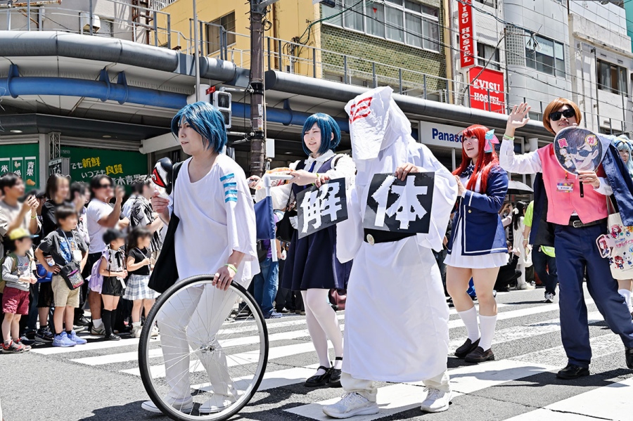 『日本橋ストリートフェスタ2026』のパレードの様子(5月17日12時頃/日本橋筋商店街)撮影/バンリ