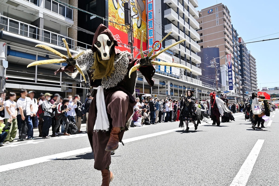 『日本橋ストリートフェスタ2026』のパレードの様子(5月17日12時頃/日本橋筋商店街)撮影/バンリ
