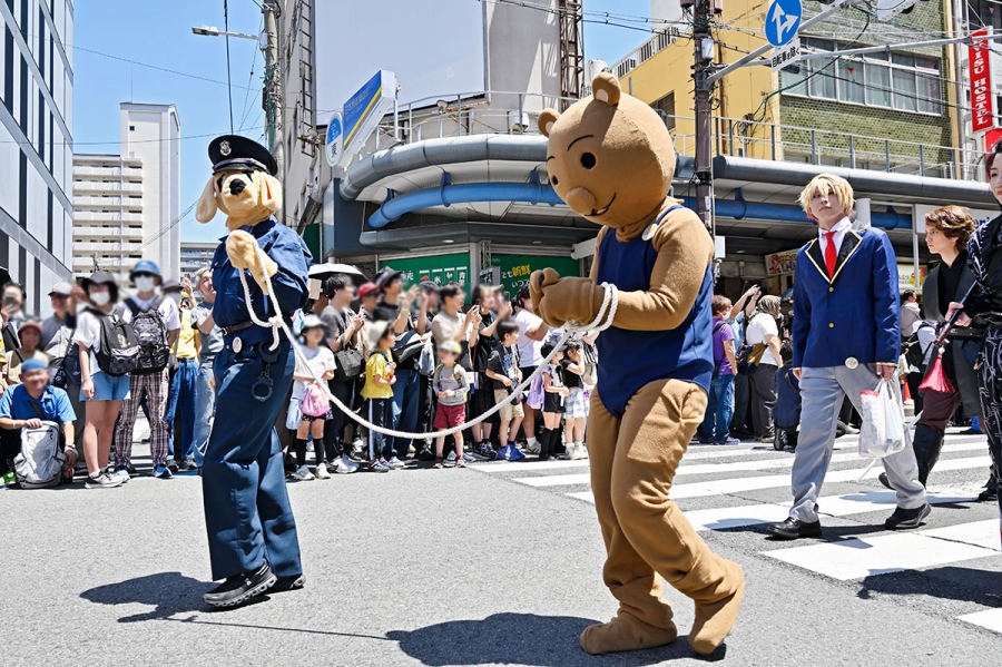 『日本橋ストリートフェスタ2026』のパレードの様子(5月17日12時頃/日本橋筋商店街)撮影/バンリ